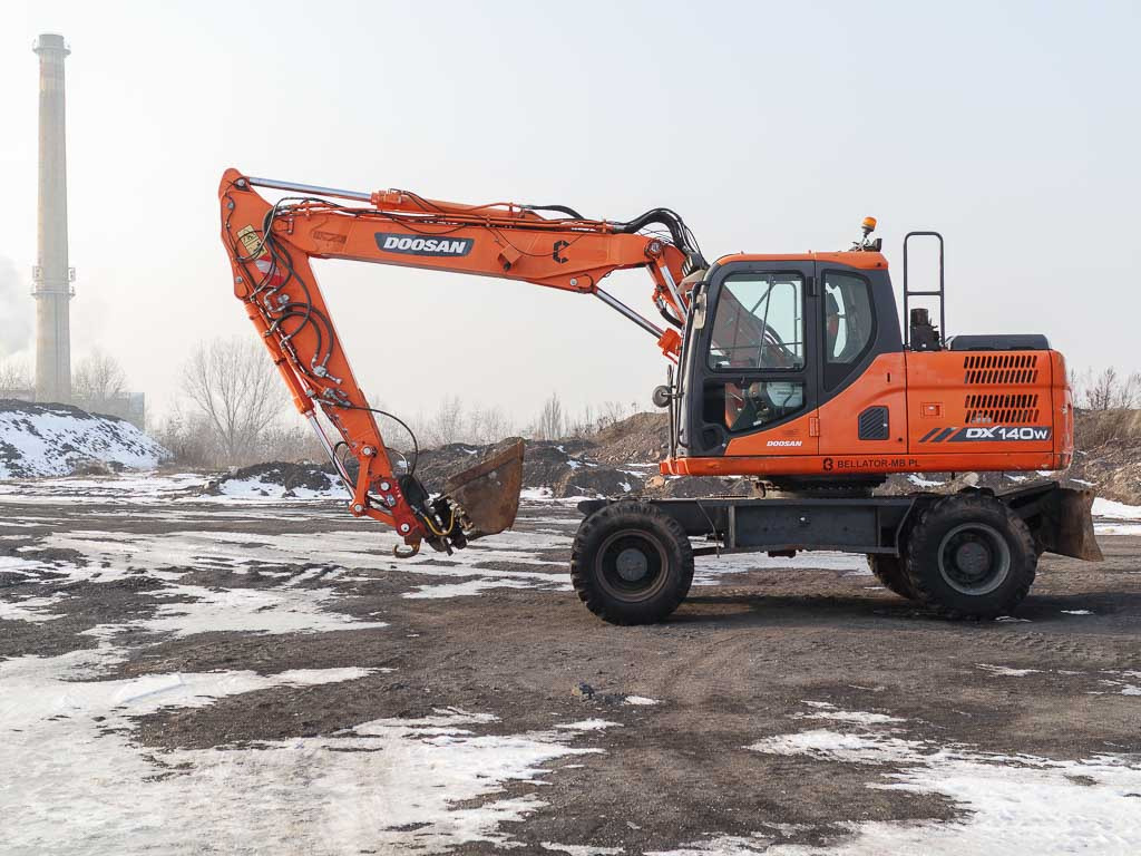 DOOSAN DX140W-3 - Колёсный экскаватор: фото 1 DOOSAN DX140W-3 - Колёсный экскаватор: фото 1