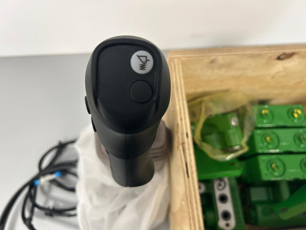 John Deere Einhebelsteuergerät mechanisch vom 6155R - Гидравлика для Сельскохозяйственной техники: фото 3 John Deere Einhebelsteuergerät mechanisch vom 6155R - Гидравлика для Сельскохозяйственной техники: фото 3