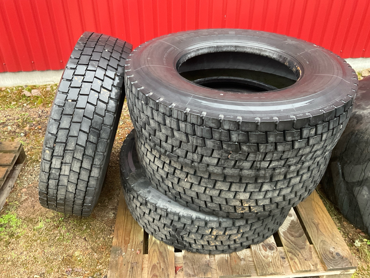 Michelin XDE2+ 295/80R22.5 - Шина для Грузовиков: фото 1 Michelin XDE2+ 295/80R22.5 - Шина для Грузовиков: фото 1