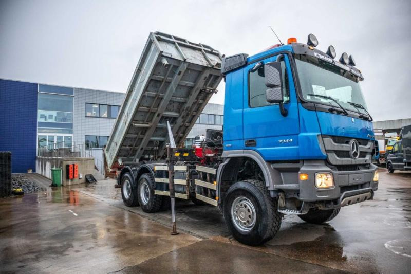 Mercedes ACTROS 3344 AK - HMF 1643 Z2 - Самосвал, Автоманипулятор: фото 2 Mercedes ACTROS 3344 AK - HMF 1643 Z2 - Самосвал, Автоманипулятор: фото 2