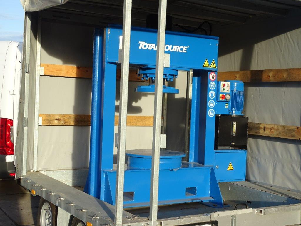 MOBILE VOLLREIFENPRESSE - Оборудование для гаражей/ Мастерских: фото 3 MOBILE VOLLREIFENPRESSE - Оборудование для гаражей/ Мастерских: фото 3