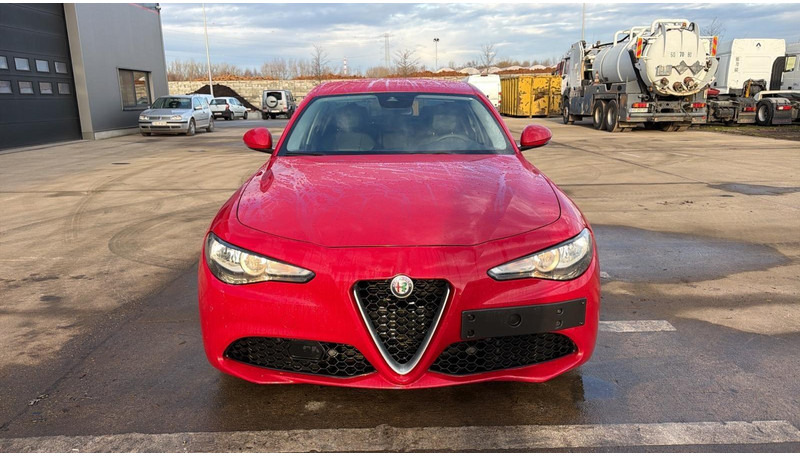 Alfa Romeo Giulia 2.0T (BELGIAN CAR / 200 PS / AUTOMATIC GEARBOX / NAVI / AIRCO / MEMORY SEATS / CAMERA) - Седан: фото 2 Alfa Romeo Giulia 2.0T (BELGIAN CAR / 200 PS / AUTOMATIC GEARBOX / NAVI / AIRCO / MEMORY SEATS / CAMERA) - Седан: фото 2