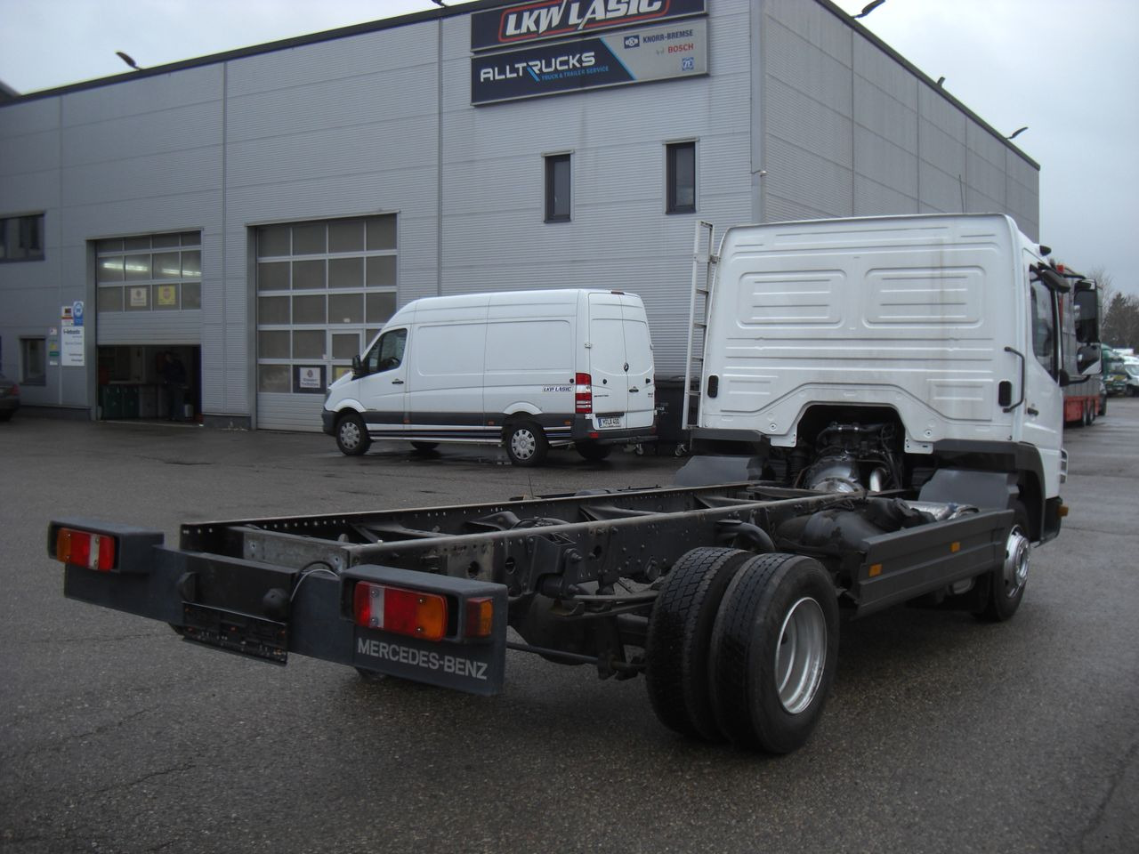 Mercedes-Benz 818 AUTOMATIK / KURZ - Грузовик-шасси: фото 3 Mercedes-Benz 818 AUTOMATIK / KURZ - Грузовик-шасси: фото 3