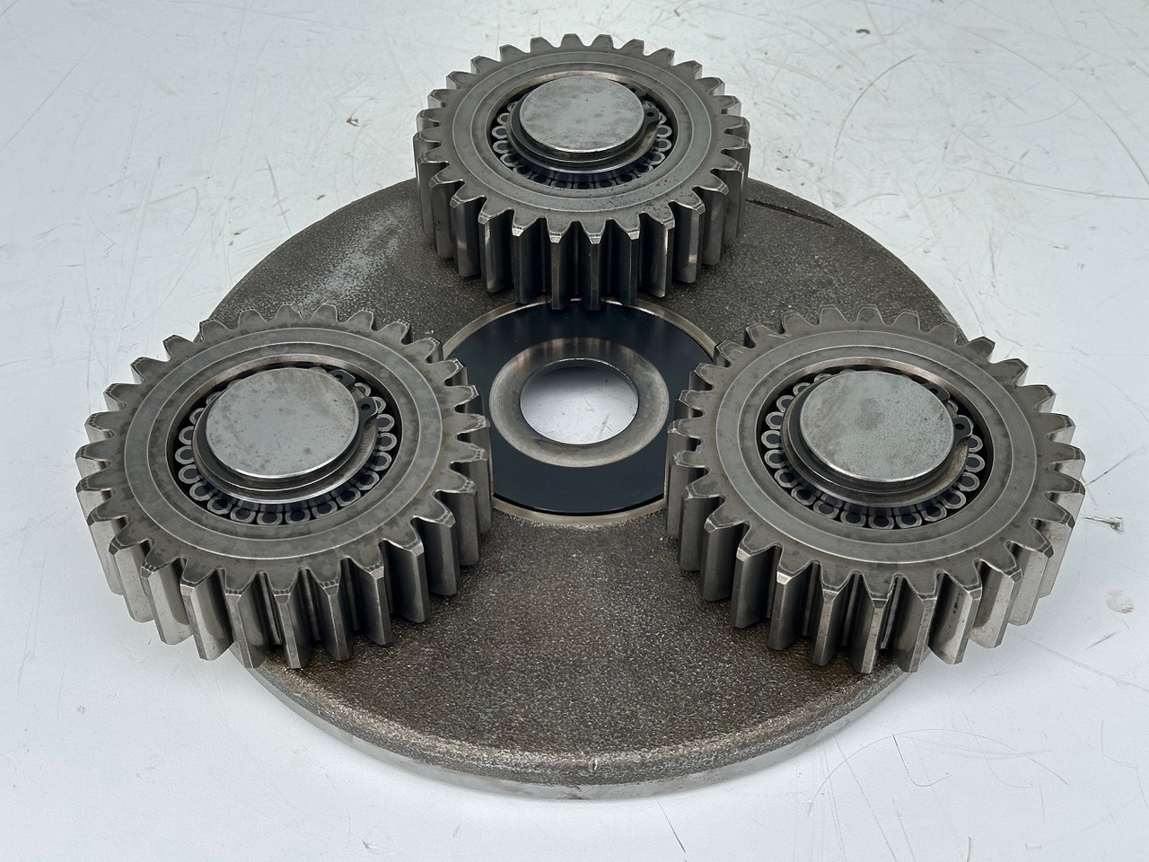 Liebherr Planetenträger ID-Nr.90024938 mit Planetenräder ID-Nr.90024939. FAT400P112 -FAT400P130 - FAT400P139. LO1936,LOS926,R926,R928,R930,R934,R936,R940,R944,R946,R950 T. #H1.6569.90024939# - Бортовой редуктор для Гусеничных экскаваторов: фото 1 Liebherr Planetenträger ID-Nr.90024938 mit Planetenräder ID-Nr.90024939. FAT400P112 -FAT400P130 - FAT400P139. LO1936,LOS926,R926,R928,R930,R934,R936,R940,R944,R946,R950 T. #H1.6569.90024939# - Бортовой редуктор для Гусеничных экскаваторов: фото 1