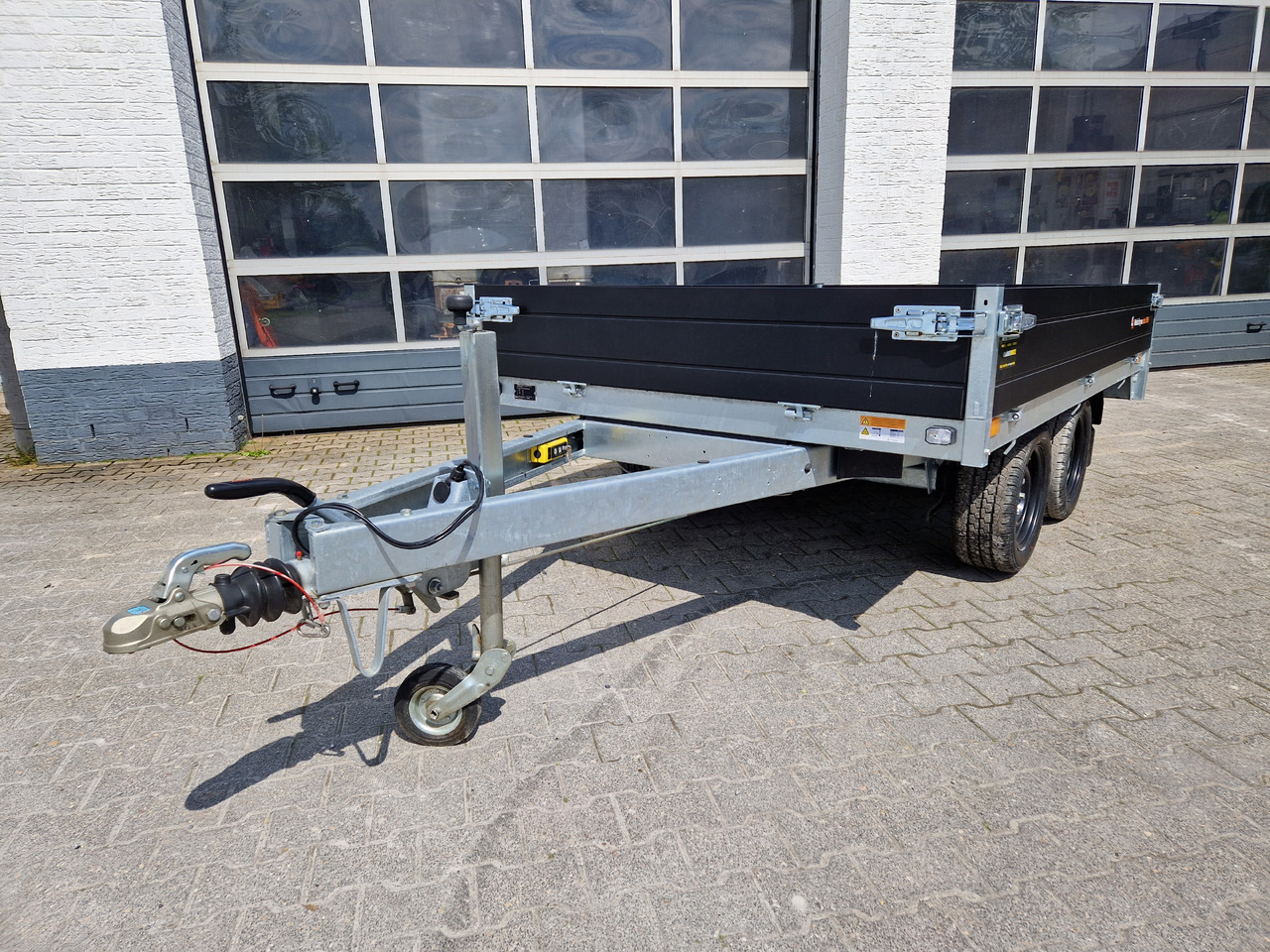 Saris Kipper K1 276 170 2700 2 E 276x170x30cm Elektro black Edition 13" 2700kg Januar Aktion - Самосвальный прицеп: фото 5 Saris Kipper K1 276 170 2700 2 E 276x170x30cm Elektro black Edition 13" 2700kg Januar Aktion - Самосвальный прицеп: фото 5