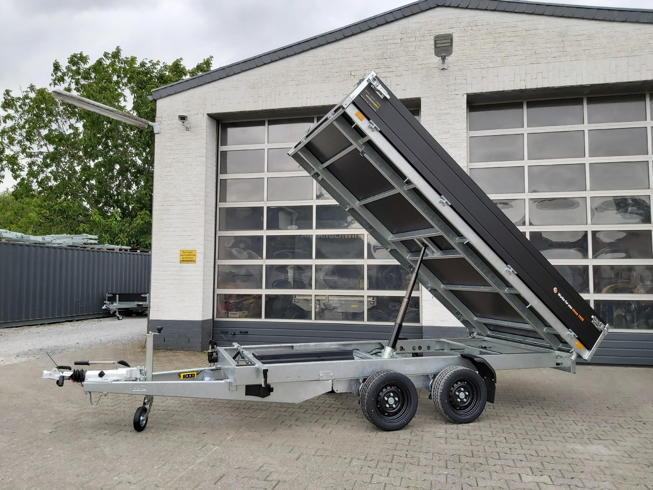 Saris Kipper K1 356 184 3500 2 E 356x184x35cm black Elektro&Not 13" (L) 3500kg preorder 2024 - Самосвальный прицеп: фото 1 Saris Kipper K1 356 184 3500 2 E 356x184x35cm black Elektro&Not 13" (L) 3500kg preorder 2024 - Самосвальный прицеп: фото 1