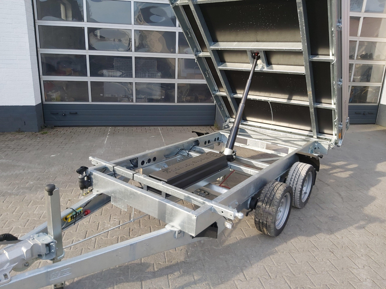 Saris Kipper K3 306 184 3500 2 E 306x184x30cm 3500kg silver Elektro NHP Stützen 13" 3500kg used - Самосвальный прицеп: фото 3 Saris Kipper K3 306 184 3500 2 E 306x184x30cm 3500kg silver Elektro NHP Stützen 13" 3500kg used - Самосвальный прицеп: фото 3