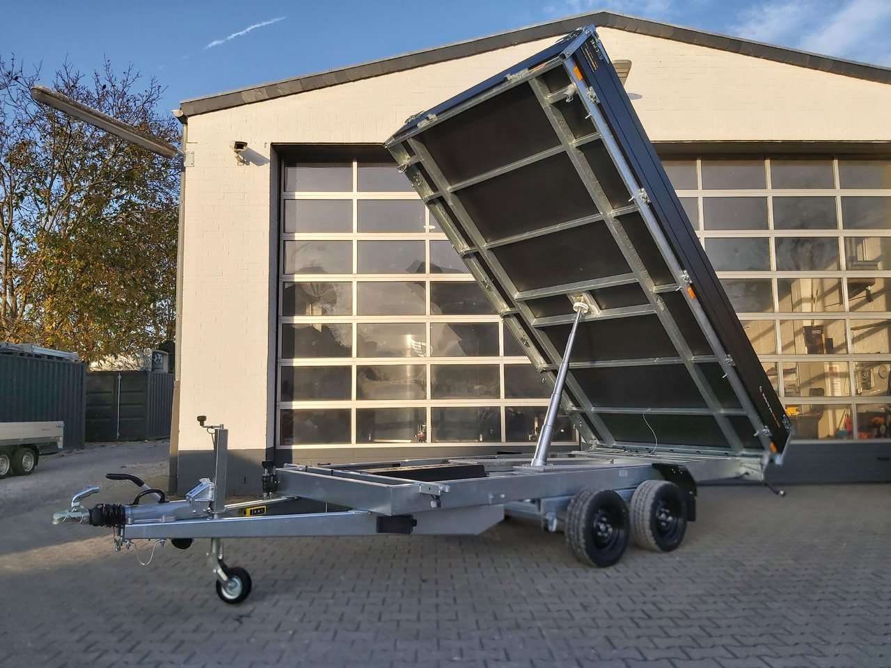 Saris Kipper K3 406 204 3500 2 E 406x204x35 black elektro NH Rampen Blattfeder 3500kg Herbst Aktion - Самосвальный прицеп: фото 1 Saris Kipper K3 406 204 3500 2 E 406x204x35 black elektro NH Rampen Blattfeder 3500kg Herbst Aktion - Самосвальный прицеп: фото 1