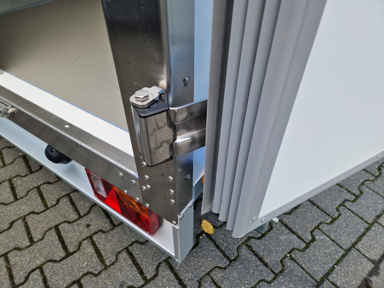 Tiefkühlanhänger AZK 2734/156 336x156x200cm 100 Frigoliner GOVI K6 bis -18°C (M) 2700kg - Прицеп-рефрижератор: фото 3 Tiefkühlanhänger AZK 2734/156 336x156x200cm 100 Frigoliner GOVI K6 bis -18°C (M) 2700kg - Прицеп-рефрижератор: фото 3