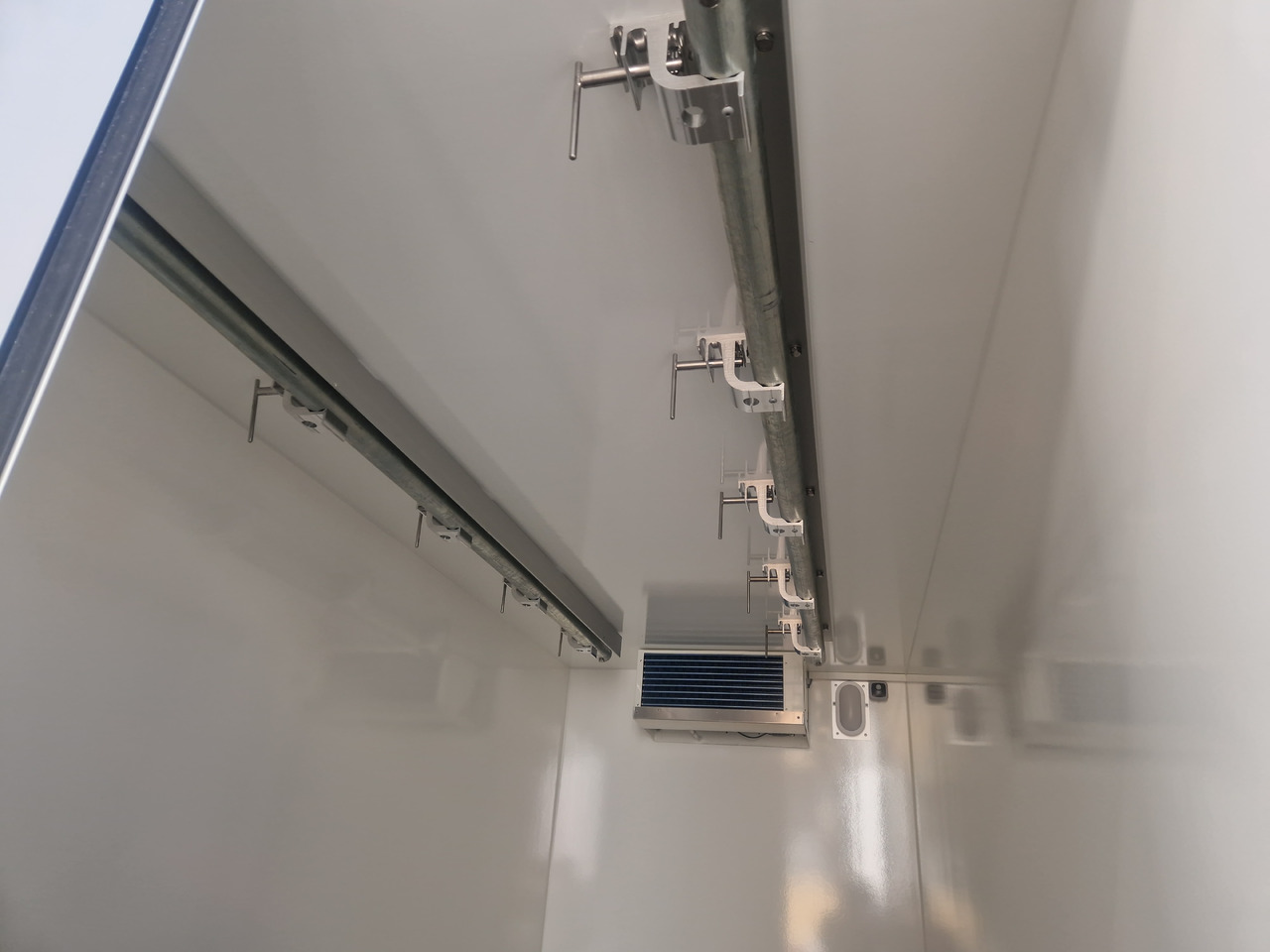 Tiefkühlanhänger AZK 3534/156 336x146x220cm Rohrbahnen Govi Kälteaggregat 3500kg - Прицеп-рефрижератор: фото 3 Tiefkühlanhänger AZK 3534/156 336x146x220cm Rohrbahnen Govi Kälteaggregat 3500kg - Прицеп-рефрижератор: фото 3