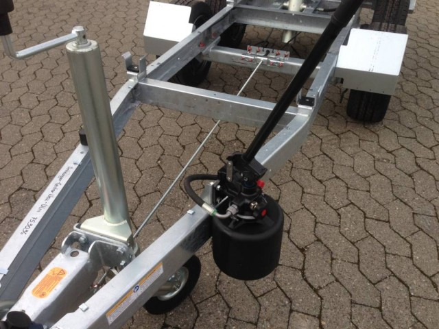 Humbaur HUK 272715 Heckkipper 2,7 t. E-Pumpe 2680 x 1500 x 300mm - Самосвальный прицеп: фото 4 Humbaur HUK 272715 Heckkipper 2,7 t. E-Pumpe 2680 x 1500 x 300mm - Самосвальный прицеп: фото 4