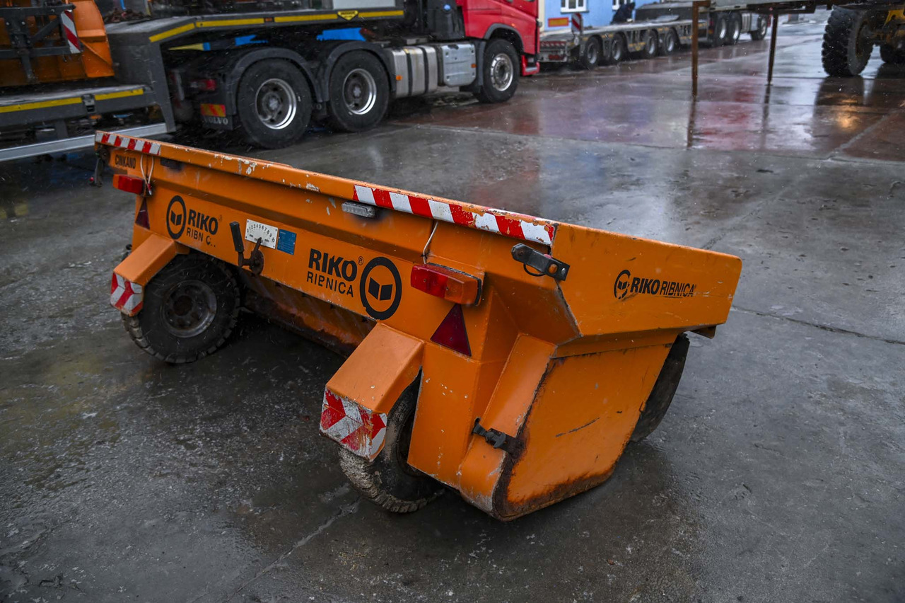 Riko rear longitudinal spreader VP12/27 - Разбрасыватель песка/ Соли: фото 4 Riko rear longitudinal spreader VP12/27 - Разбрасыватель песка/ Соли: фото 4