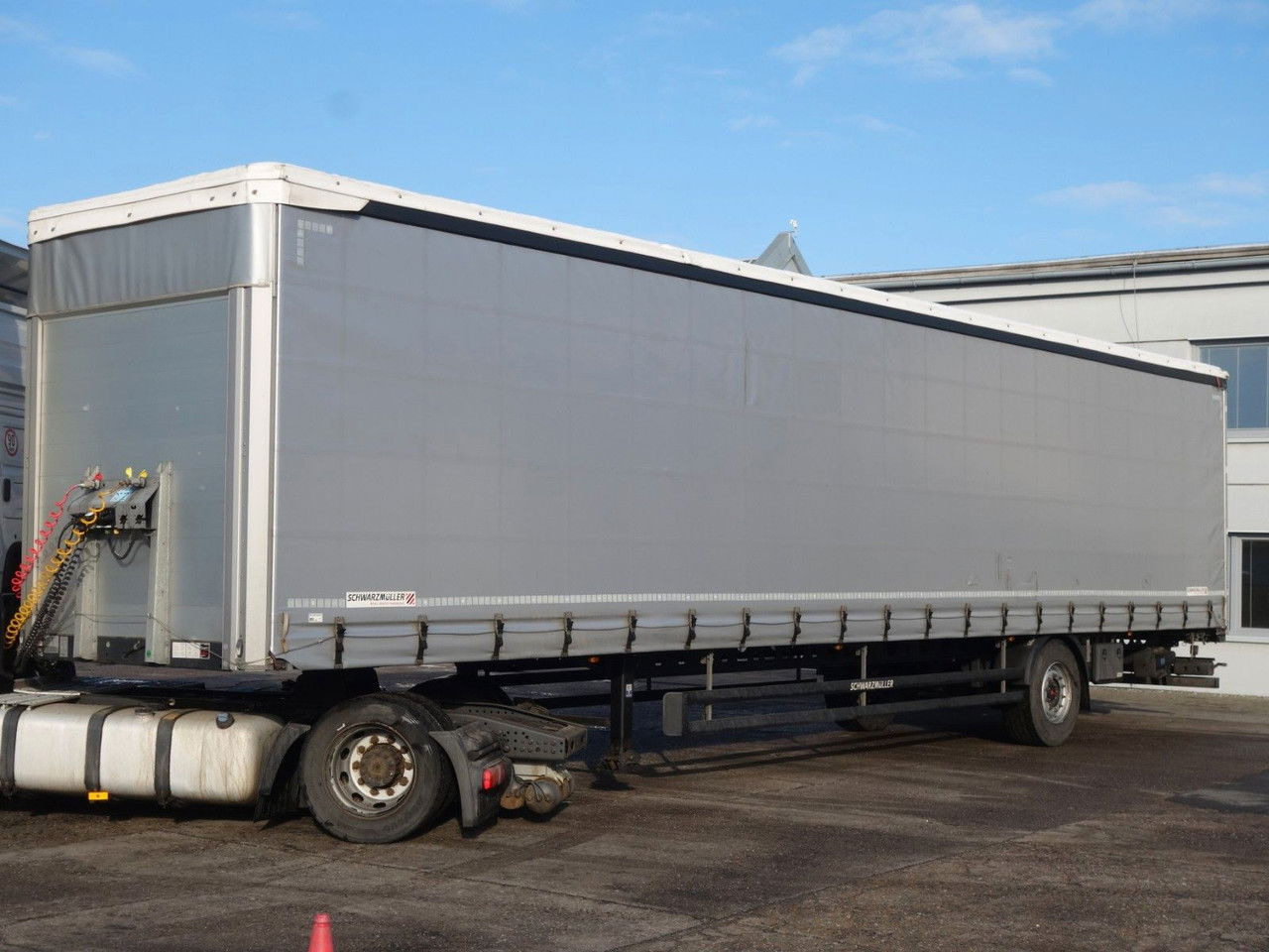 Schwarzmüller SPA 3/E Standard, 1 Achse, SAF SPA 3/E Standard, 1 Achse, SAF - Тентованный полуприцеп: фото 1 Schwarzmüller SPA 3/E Standard, 1 Achse, SAF SPA 3/E Standard, 1 Achse, SAF - Тентованный полуприцеп: фото 1