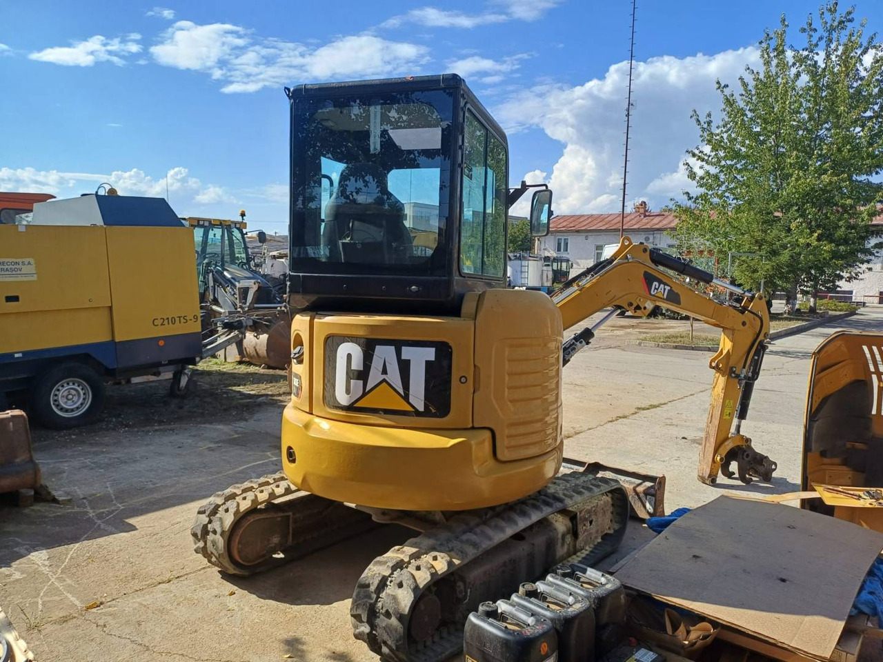 CAT 303ECR - Гусеничный экскаватор: фото 3 CAT 303ECR - Гусеничный экскаватор: фото 3