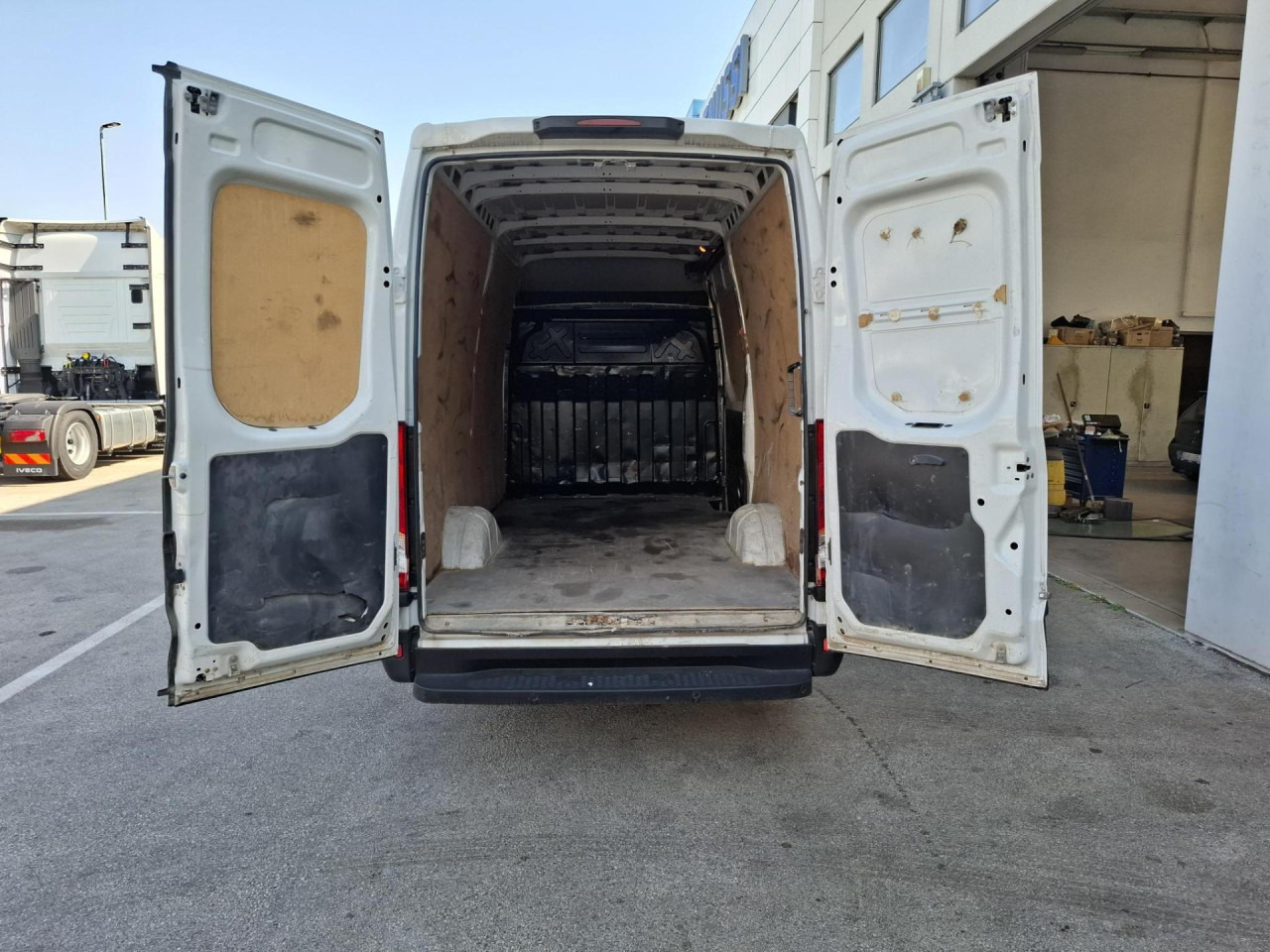 IVECO Daily 35S14V - Пассажирский фургон: фото 5 IVECO Daily 35S14V - Пассажирский фургон: фото 5
