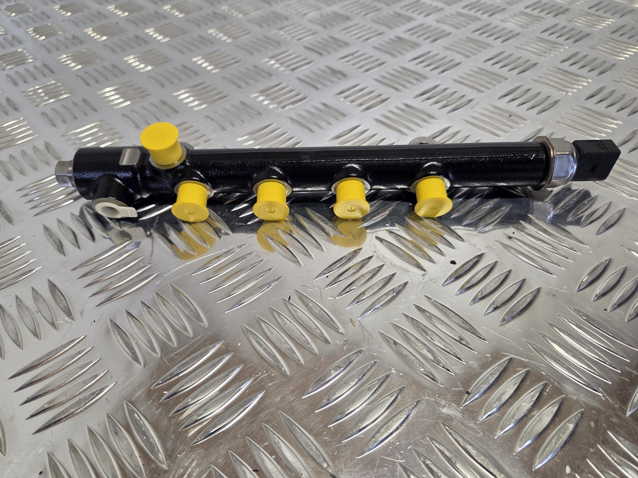 Delphi 28396695 GENUINE Fuel Rail JCB 320/A6548 NEW - Двигатель и запчасти для Строительной техники: фото 4 Delphi 28396695 GENUINE Fuel Rail JCB 320/A6548 NEW - Двигатель и запчасти для Строительной техники: фото 4