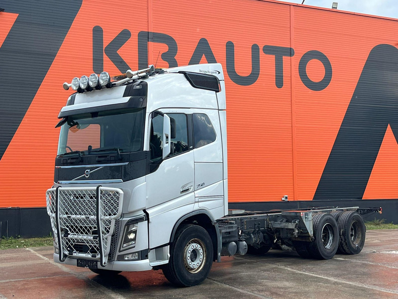 Volvo FH 750 6x4 CHASSIS L=6970 / RETARDER / PTO / TANDEM AXLE LIFT - Грузовик-шасси: фото 1 Volvo FH 750 6x4 CHASSIS L=6970 / RETARDER / PTO / TANDEM AXLE LIFT - Грузовик-шасси: фото 1