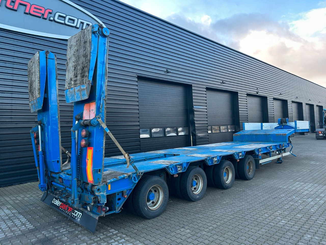 Goldhofer 4 achs tieflader / rampen / 4 x zwangsgelenkt - Низкорамный полуприцеп: фото 2 Goldhofer 4 achs tieflader / rampen / 4 x zwangsgelenkt - Низкорамный полуприцеп: фото 2