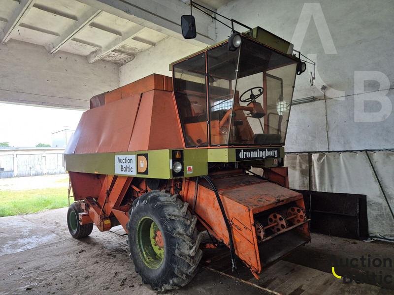 Dronningborg D1900 - Зерноуборочный комбайн: фото 1 Dronningborg D1900 - Зерноуборочный комбайн: фото 1