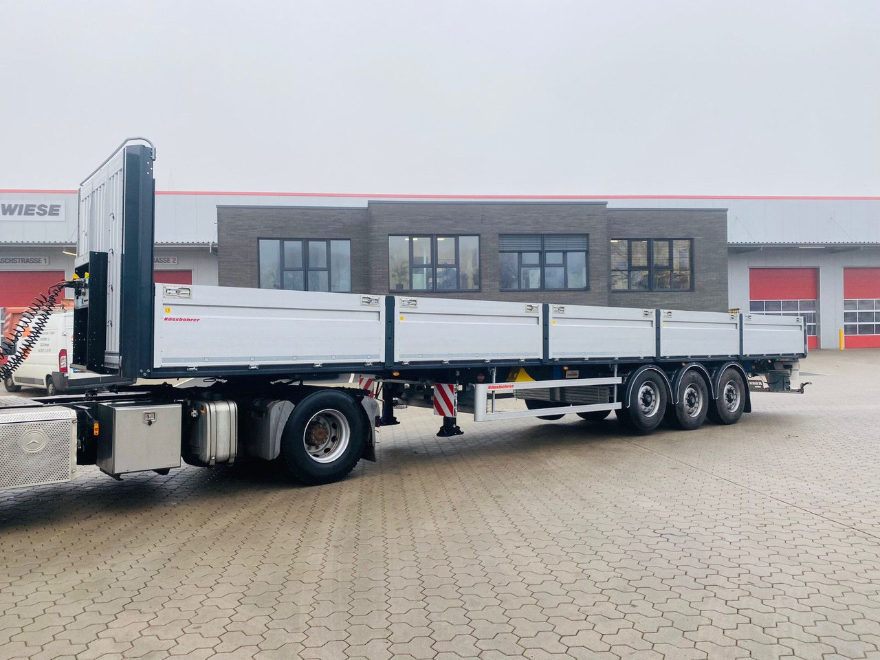 Kässbohrer Bordwandauflieger Twistlocks - Полуприцеп бортовой/ Платформа: фото 1 Kässbohrer Bordwandauflieger Twistlocks - Полуприцеп бортовой/ Платформа: фото 1