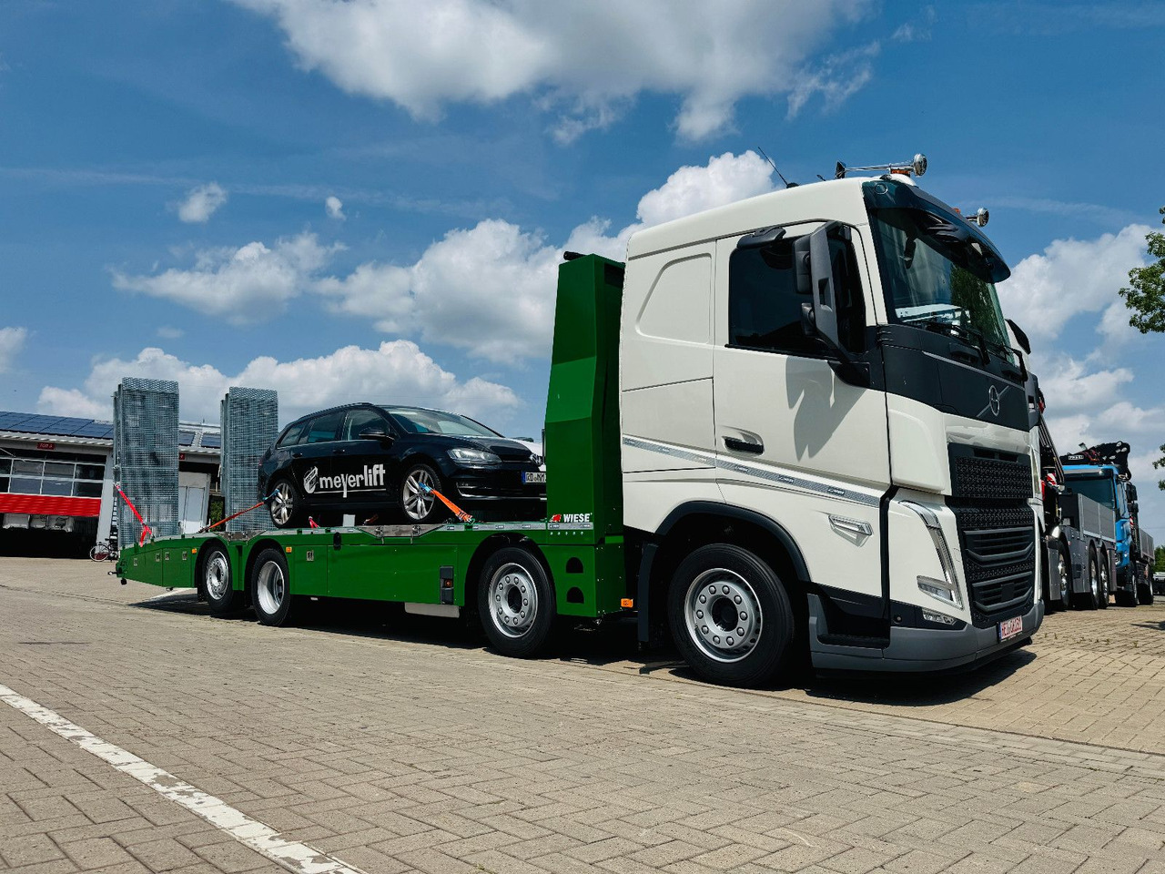 Volvo Arbeitsbühnen Baumaschinentransporter mit Rampen - Автовоз: фото 1 Volvo Arbeitsbühnen Baumaschinentransporter mit Rampen - Автовоз: фото 1