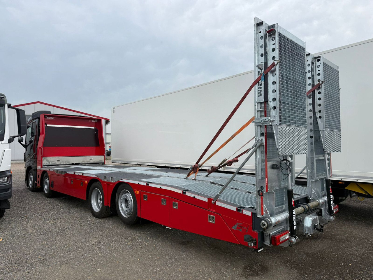 Volvo Arbeitsbühnen Baumaschinentransporter mit Rampen - Грузовик бортовой/ Платформа: фото 3 Volvo Arbeitsbühnen Baumaschinentransporter mit Rampen - Грузовик бортовой/ Платформа: фото 3