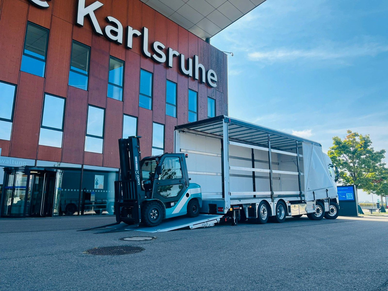 Volvo FH 500 Gabelstaplertransporter LBW Dhollandia 9t - Тентованный грузовик: фото 4 Volvo FH 500 Gabelstaplertransporter LBW Dhollandia 9t - Тентованный грузовик: фото 4