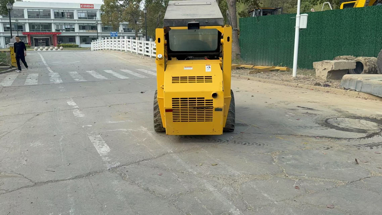 CASE 1825 - Мини-погрузчик с бортовым поворотом: фото 4 CASE 1825 - Мини-погрузчик с бортовым поворотом: фото 4