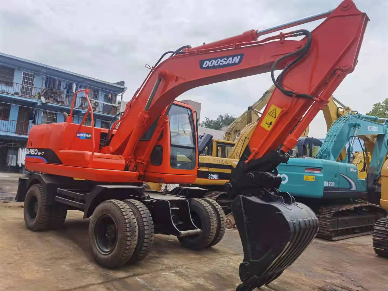 DOOSAN DH150W-7 - Колёсный экскаватор: фото 4 DOOSAN DH150W-7 - Колёсный экскаватор: фото 4