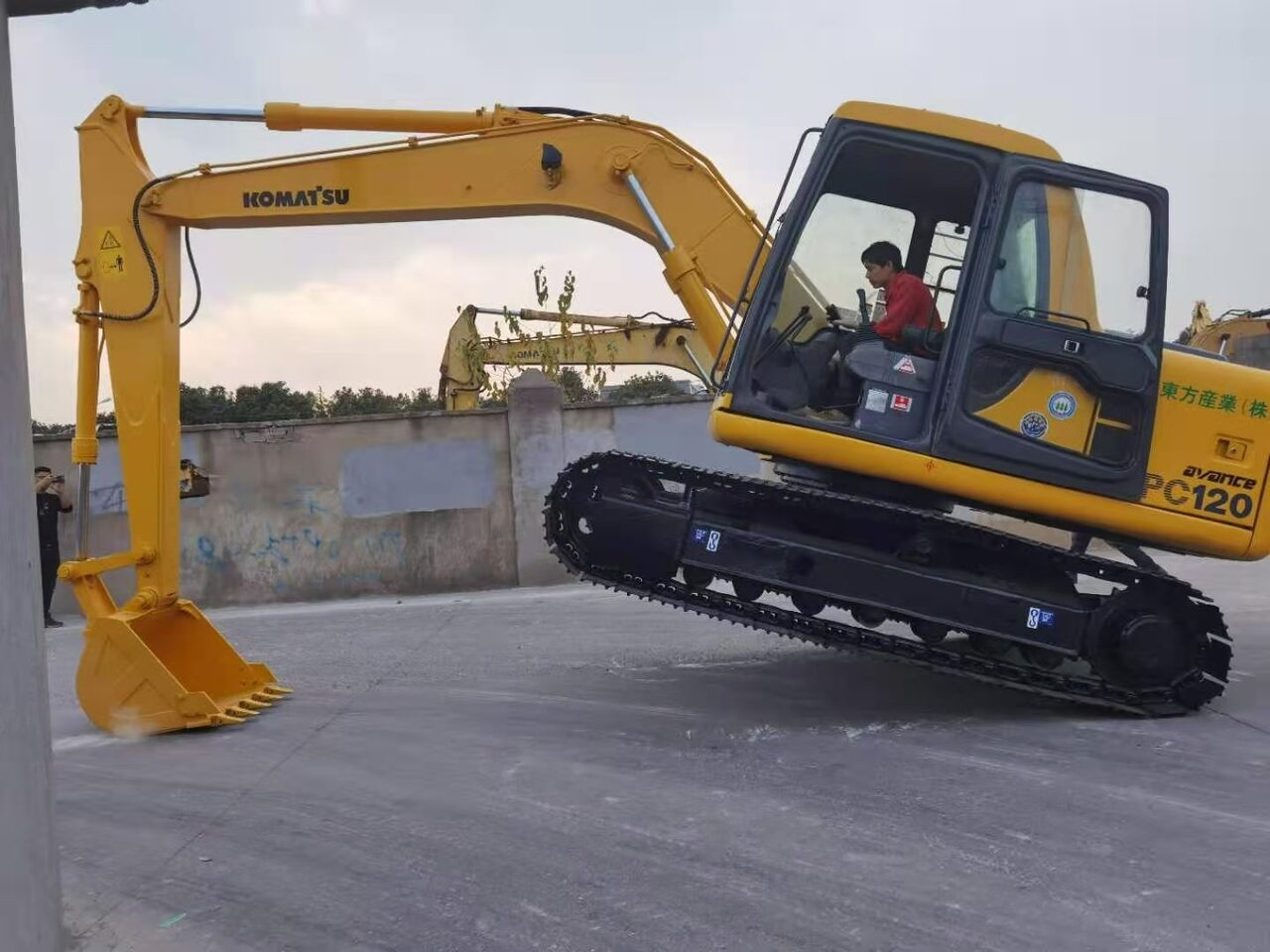 KOMATSU PC120-6 - Гусеничный экскаватор: фото 5 KOMATSU PC120-6 - Гусеничный экскаватор: фото 5