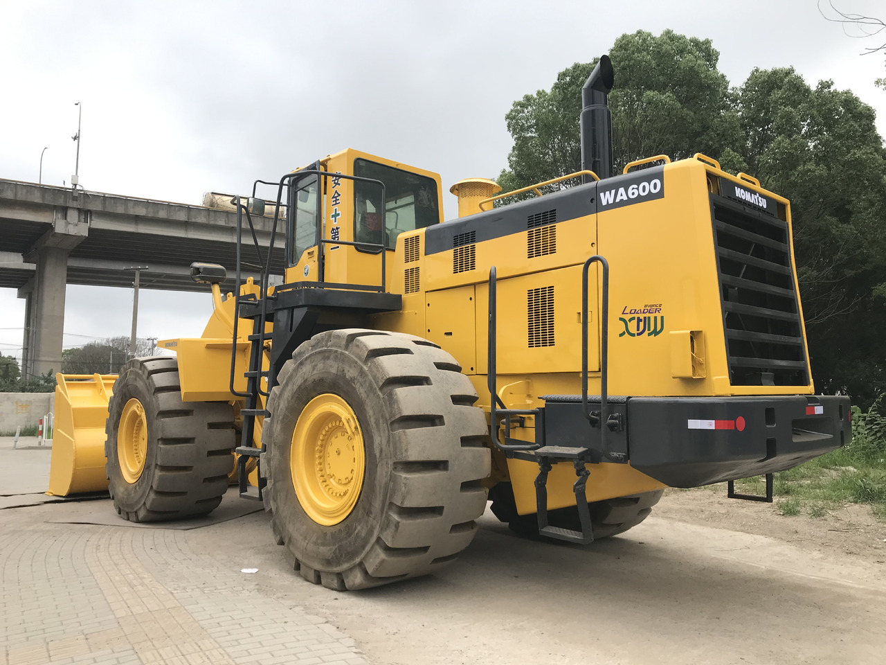 KOMATSU WA600-3 - Колёсный погрузчик: фото 2 KOMATSU WA600-3 - Колёсный погрузчик: фото 2