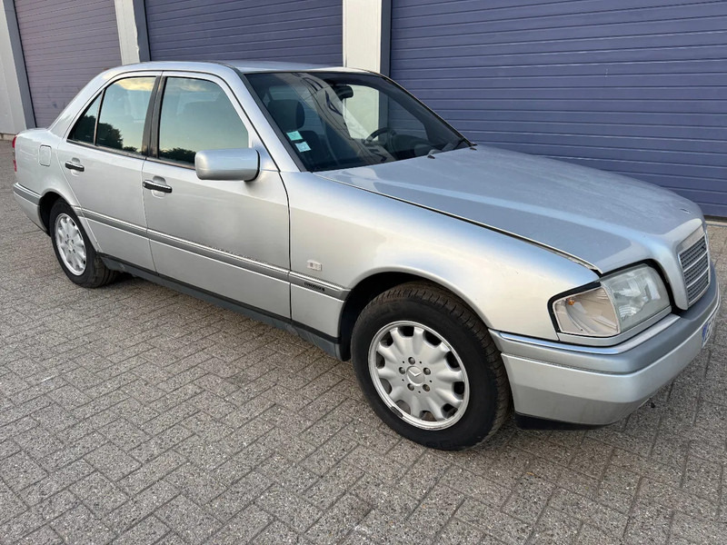 Mercedes-Benz C-Klasse **C180-PETROL-AC** - Седан: фото 3 Mercedes-Benz C-Klasse **C180-PETROL-AC** - Седан: фото 3