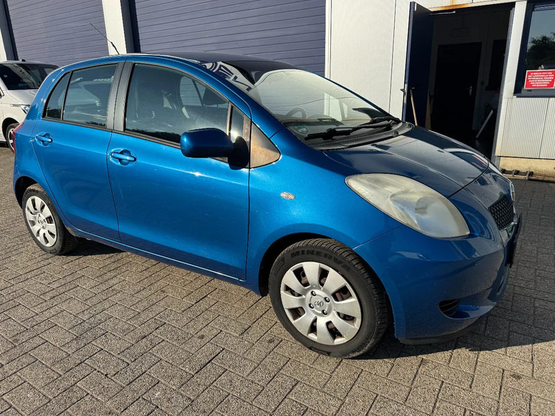 Toyota Yaris **PETROL-ESSENCE-AC** - Хэтчбек: фото 3 Toyota Yaris **PETROL-ESSENCE-AC** - Хэтчбек: фото 3