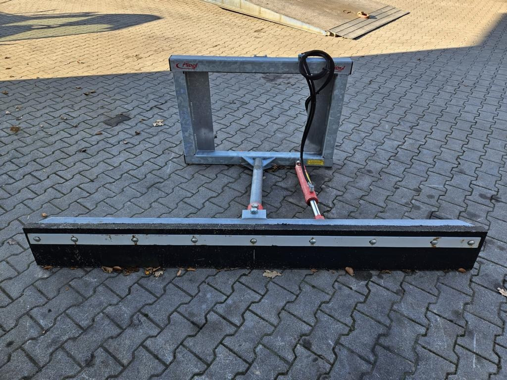 Fliegl Gummi-Schiebeschild - Фронтальный погрузчик для трактора: фото 1 Fliegl Gummi-Schiebeschild - Фронтальный погрузчик для трактора: фото 1