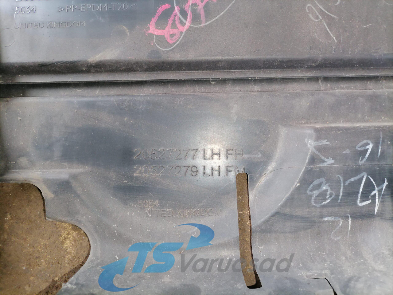 Volvo Iluvõre plastik 20527277 - Решётка радиатора для Грузовиков: фото 4 Volvo Iluvõre plastik 20527277 - Решётка радиатора для Грузовиков: фото 4