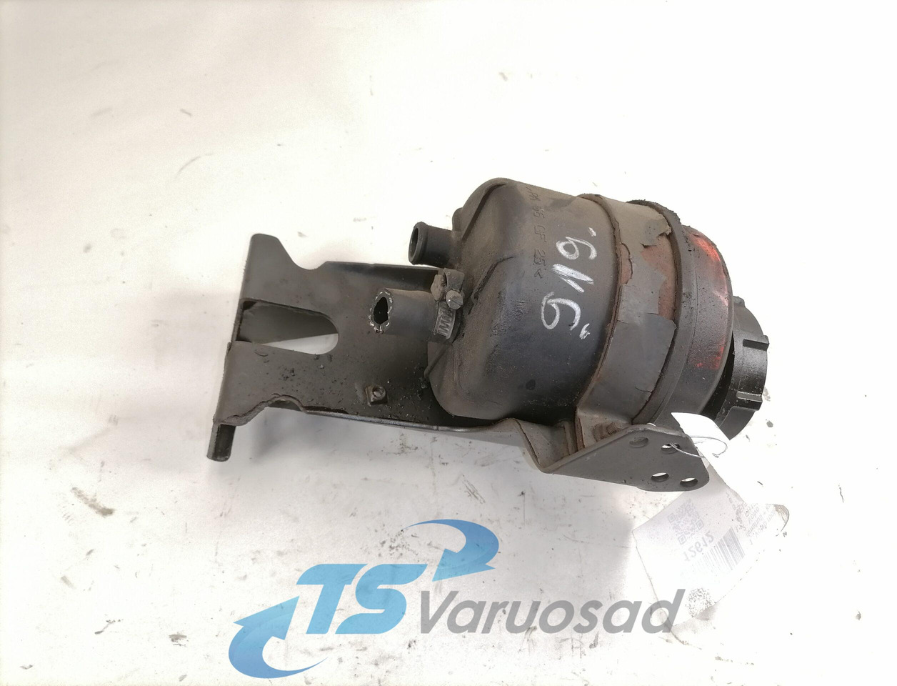 Volvo Steering oil tank+ bracket 1592945 - Шланг рулевого управления для Грузовиков: фото 1 Volvo Steering oil tank+ bracket 1592945 - Шланг рулевого управления для Грузовиков: фото 1