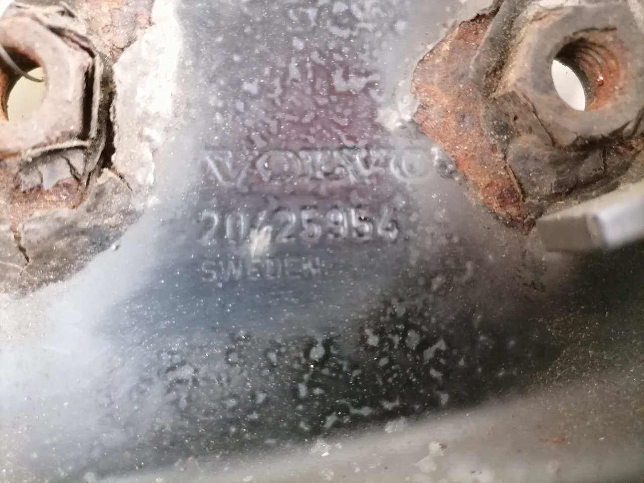 Volvo lower grille carrier hinge 20425954 - Решётка радиатора для Грузовиков: фото 4 Volvo lower grille carrier hinge 20425954 - Решётка радиатора для Грузовиков: фото 4