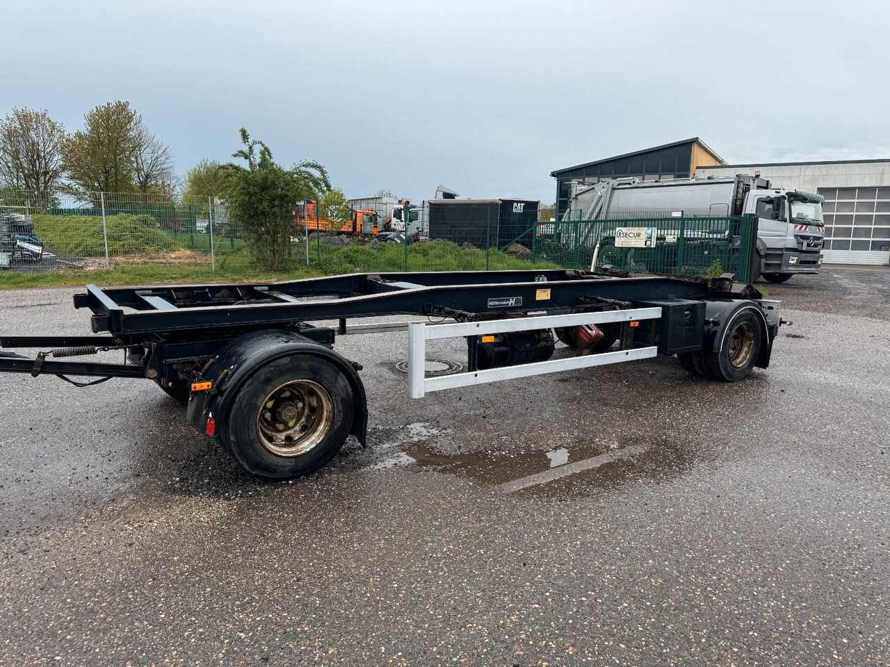 Hüffermann 2 Achs Abrollanhänger mit Schlitten - Прицеп мультилифт/ Бункеровоз: фото 1 Hüffermann 2 Achs Abrollanhänger mit Schlitten - Прицеп мультилифт/ Бункеровоз: фото 1