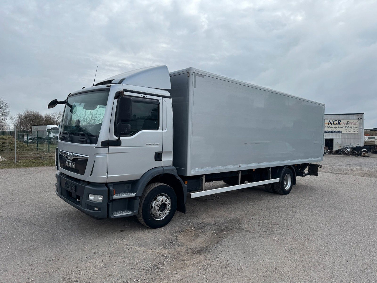 MAN 15.290 4X2 Koffer mit Hebebühne AHK - Грузовик с закрытым кузовом: фото 1 MAN 15.290 4X2 Koffer mit Hebebühne AHK - Грузовик с закрытым кузовом: фото 1