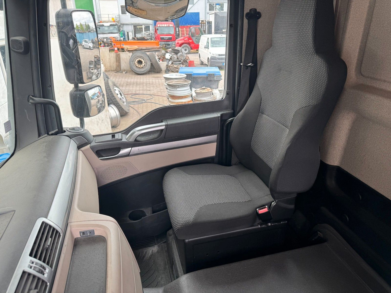 MAN 18.290 4X2 Koffer / Plane Top Zustand 8,30 Meter - Тентованный грузовик: фото 4 MAN 18.290 4X2 Koffer / Plane Top Zustand 8,30 Meter - Тентованный грузовик: фото 4