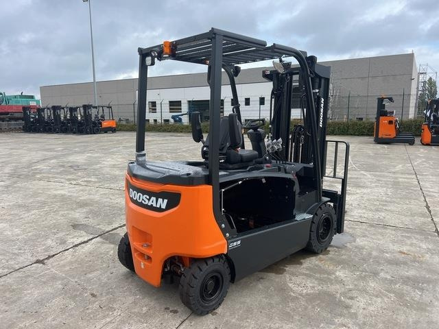 Doosan B30X-7 PLUS - Электропогрузчик: фото 3 Doosan B30X-7 PLUS - Электропогрузчик: фото 3