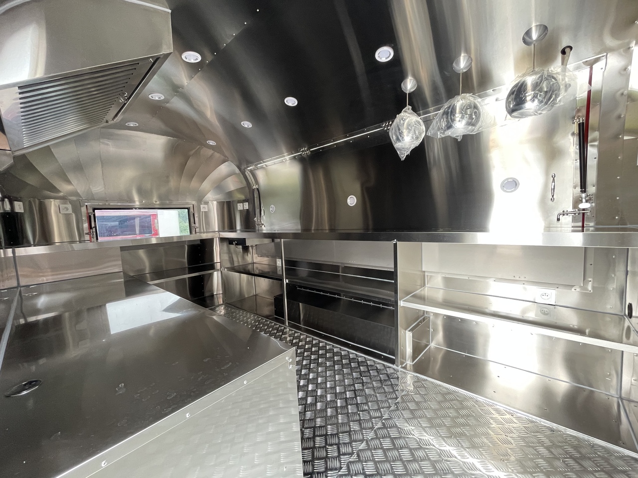 SHINE Spring BLACK - Торговый прицеп: фото 4 SHINE Spring BLACK - Торговый прицеп: фото 4