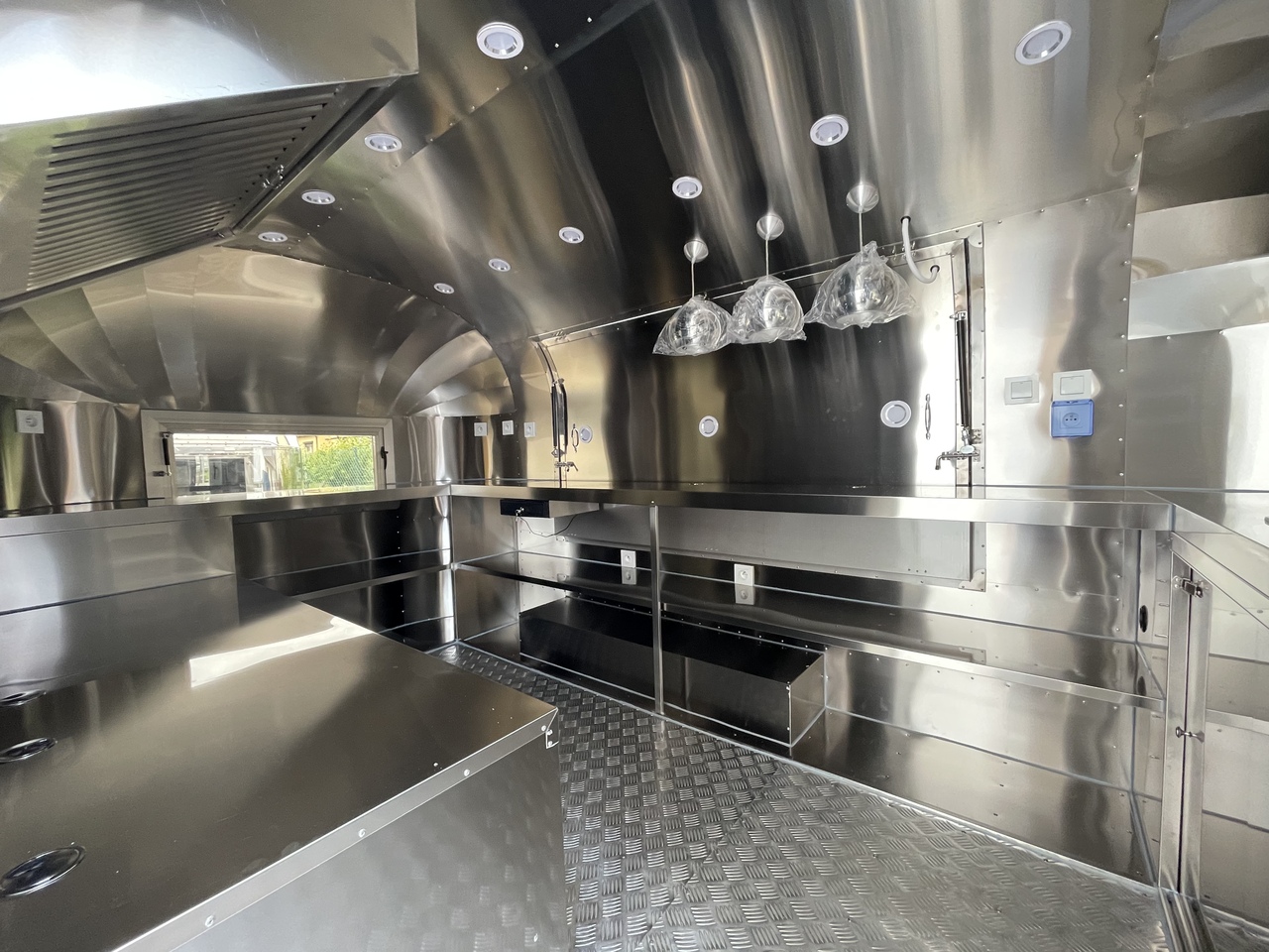 SHINE Spring BLACK - Торговый прицеп: фото 5 SHINE Spring BLACK - Торговый прицеп: фото 5