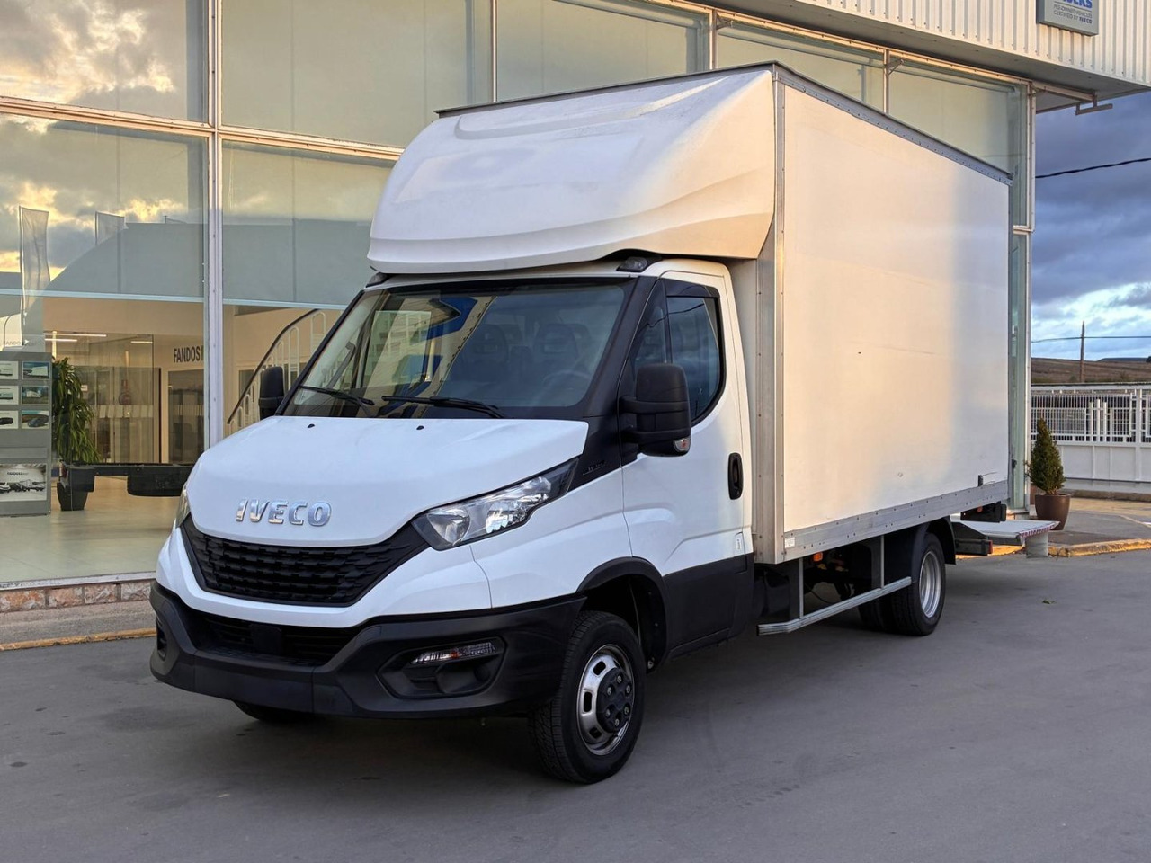 Caja cerrada IVECO 35C14 20m3 con puertas traseras y rampa elevadora - Фургон с закрытым кузовом: фото 1 Caja cerrada IVECO 35C14 20m3 con puertas traseras y rampa elevadora - Фургон с закрытым кузовом: фото 1
