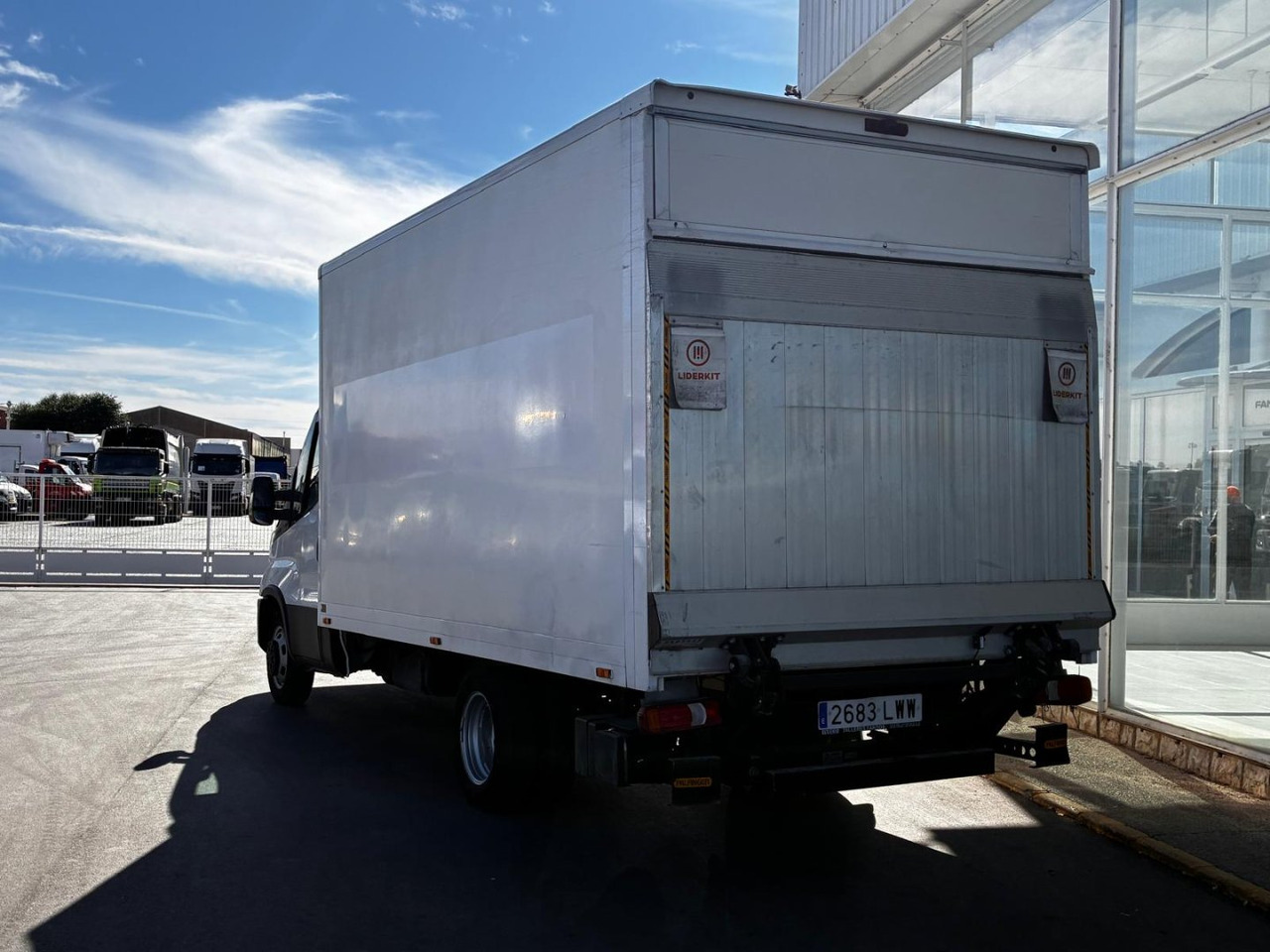 Caja cerrada con plataforma elevadora IVECO 35C14 20m3 con puerta lateral - Фургон с закрытым кузовом: фото 4 Caja cerrada con plataforma elevadora IVECO 35C14 20m3 con puerta lateral - Фургон с закрытым кузовом: фото 4