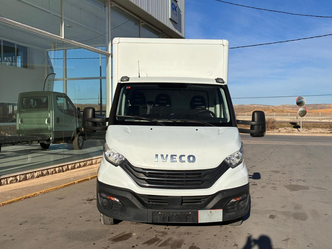 Caja cerrada con plataforma elevadora IVECO 35C16 20m3 - Фургон с закрытым кузовом: фото 2 Caja cerrada con plataforma elevadora IVECO 35C16 20m3 - Фургон с закрытым кузовом: фото 2