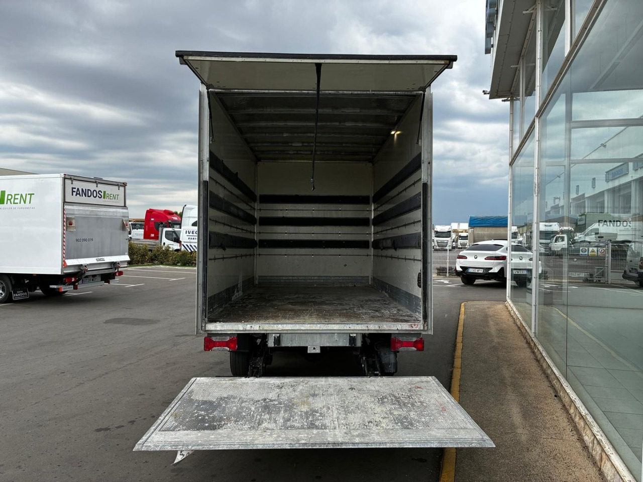 Caja cerrada con plataforma elevadora IVECO 35C16 20m3 - Фургон с закрытым кузовом: фото 4 Caja cerrada con plataforma elevadora IVECO 35C16 20m3 - Фургон с закрытым кузовом: фото 4