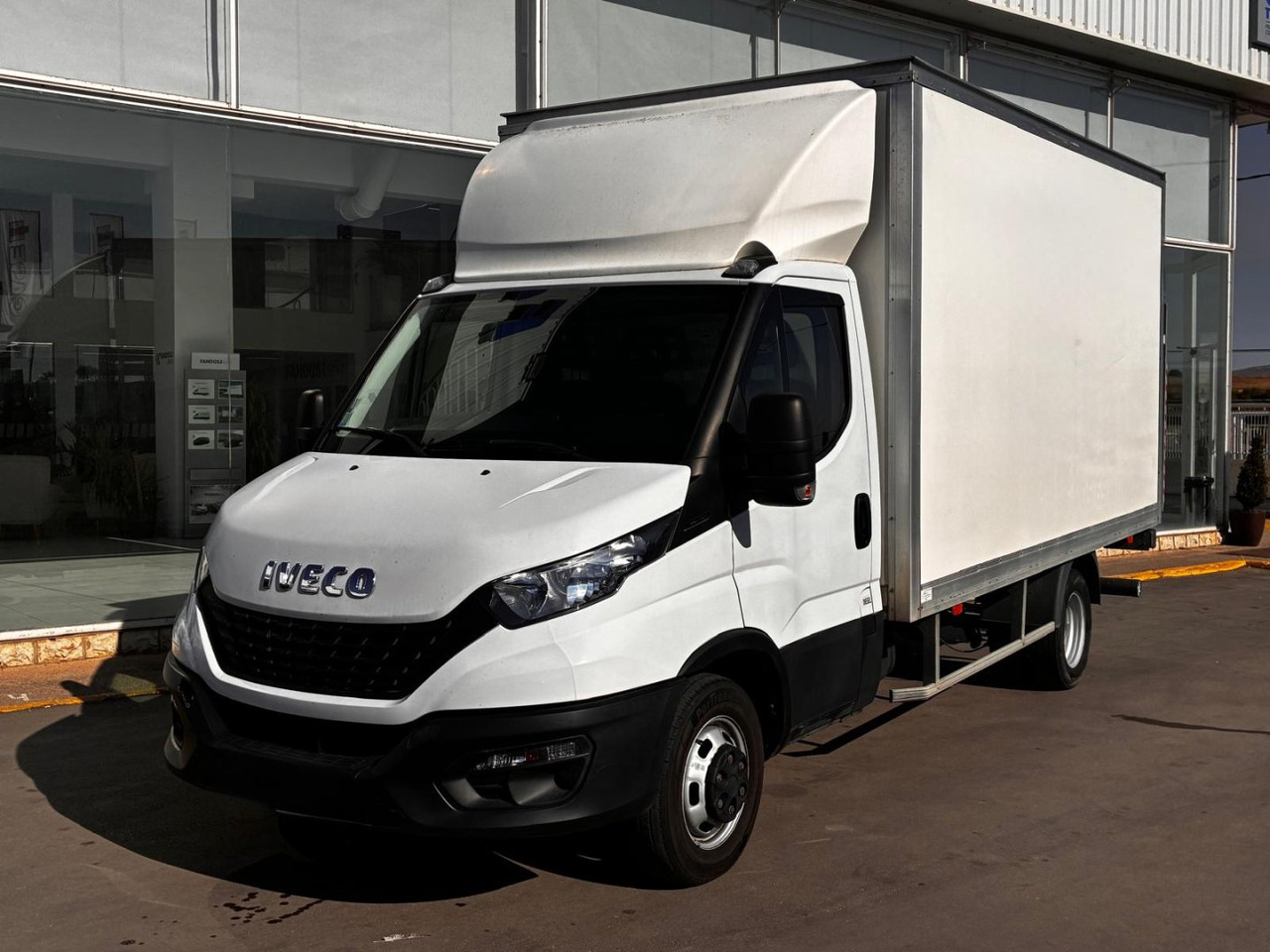 Caja cerrada con plataforma elevadora IVECO 35C16 20m3 - Фургон с закрытым кузовом: фото 1 Caja cerrada con plataforma elevadora IVECO 35C16 20m3 - Фургон с закрытым кузовом: фото 1
