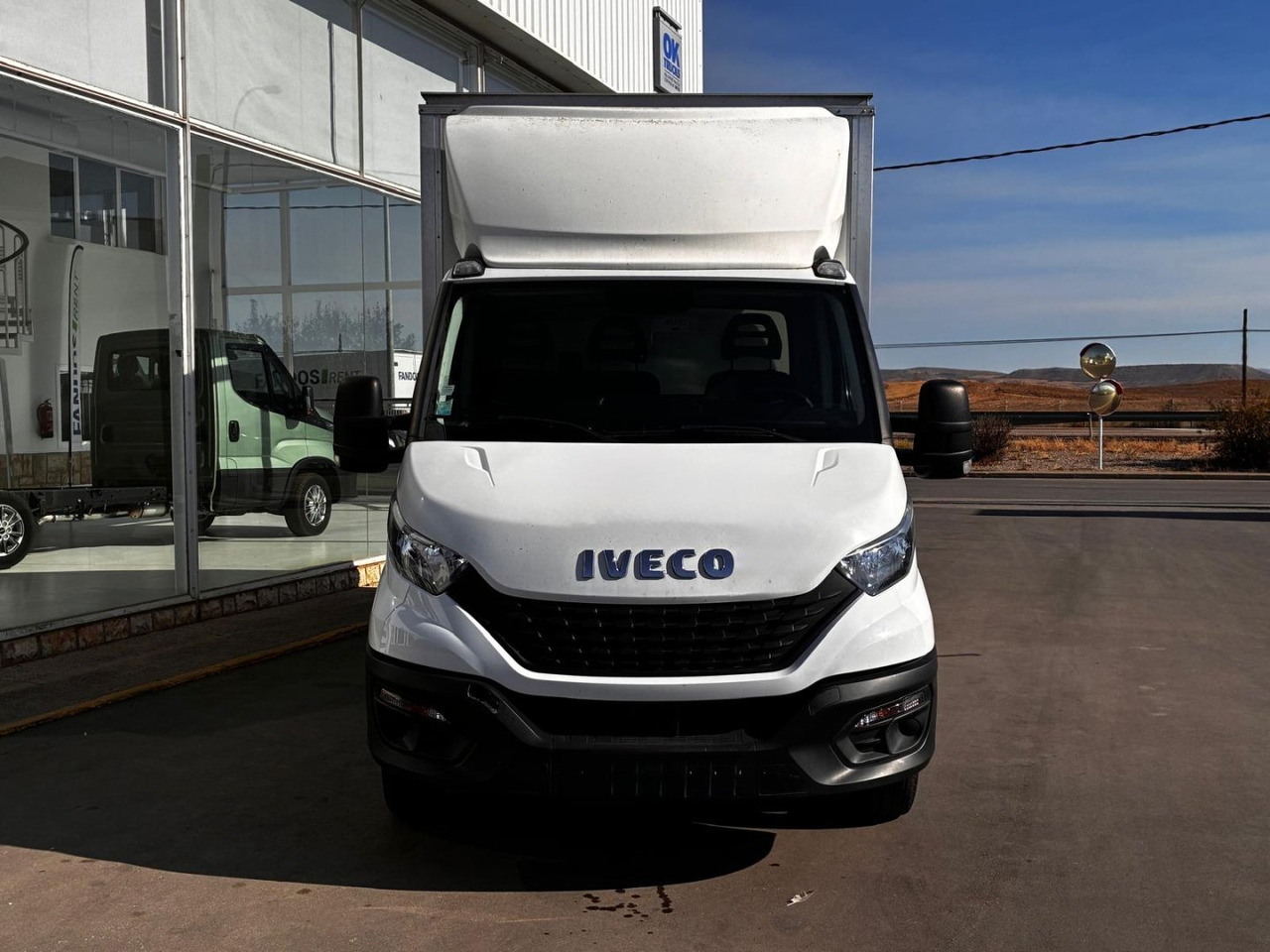 Caja cerrada con plataforma elevadora IVECO 35C16 20m3 - Фургон с закрытым кузовом: фото 2 Caja cerrada con plataforma elevadora IVECO 35C16 20m3 - Фургон с закрытым кузовом: фото 2