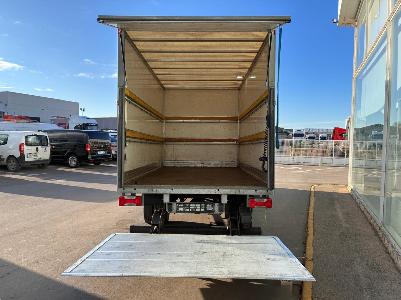Caja cerrada con plataforma elevadora IVECO 35C16 20m3 - Фургон с закрытым кузовом: фото 5 Caja cerrada con plataforma elevadora IVECO 35C16 20m3 - Фургон с закрытым кузовом: фото 5